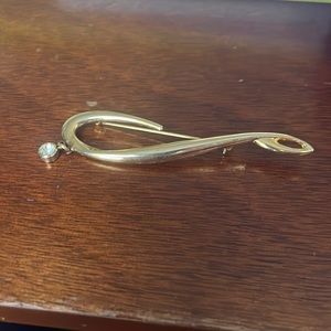 Yellow gold pin with dangling cz stone